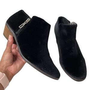 Very Volatile Black Velvet Ankle Boots Booties Sz 7.5
